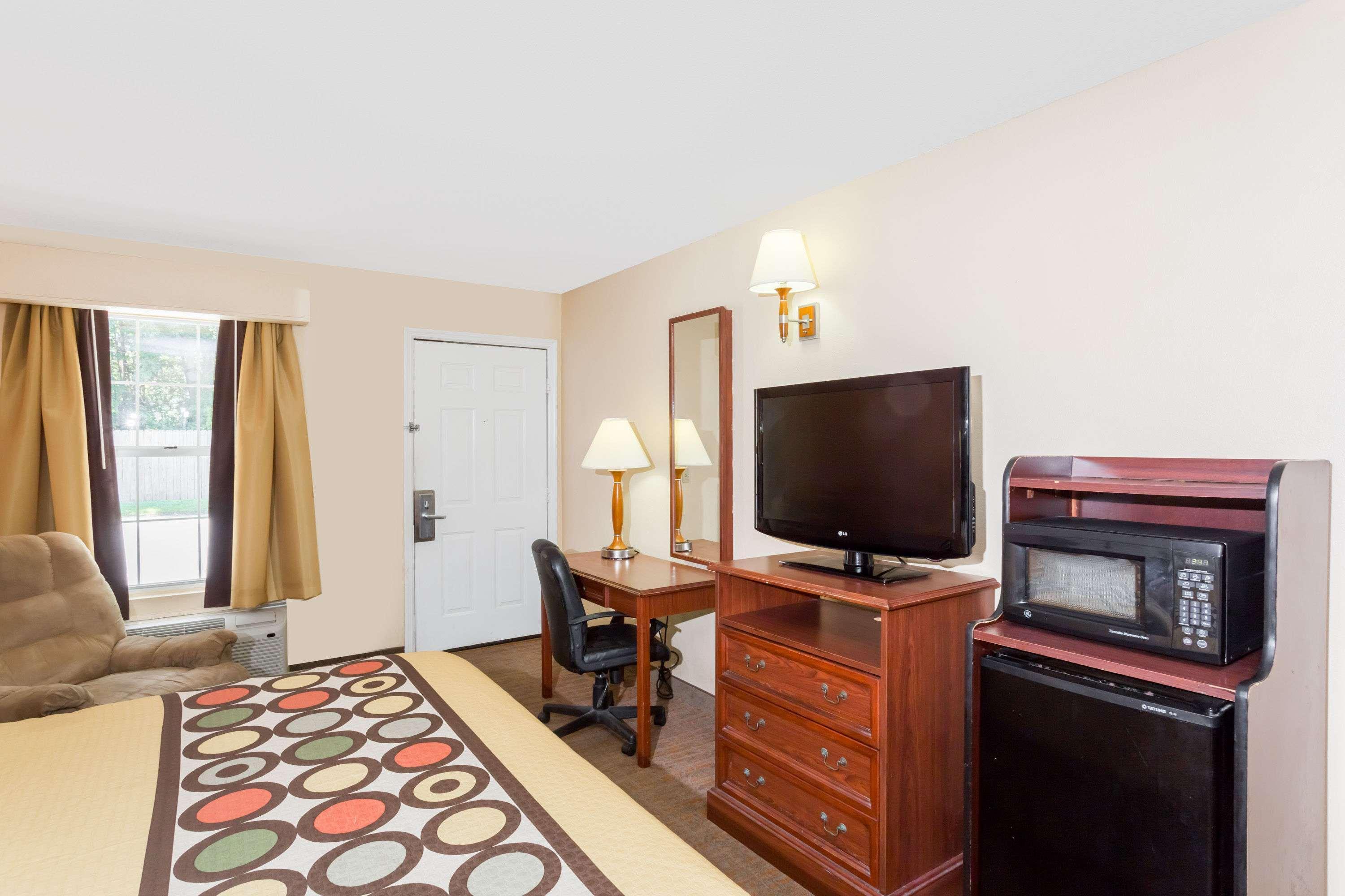 Super 8 By Wyndham Statesboro Hotel Bagian luar foto
