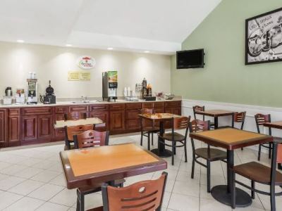 Super 8 By Wyndham Statesboro Hotel Bagian luar foto
